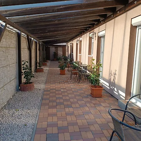 Boglárka Apartamento *