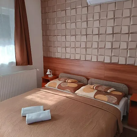 Boglárka Apartamento *