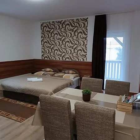 Boglárka Apartamento *