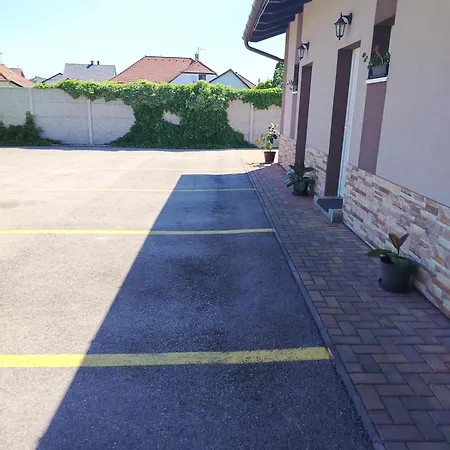 Boglarka Vendeghaz Lägenhet