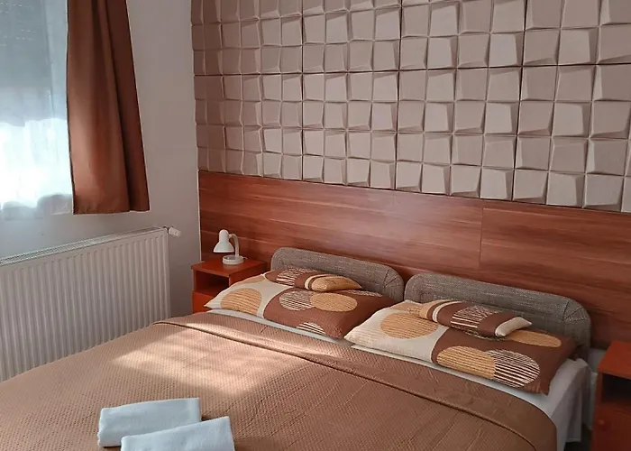 Boglarka Vendeghaz Apartment *